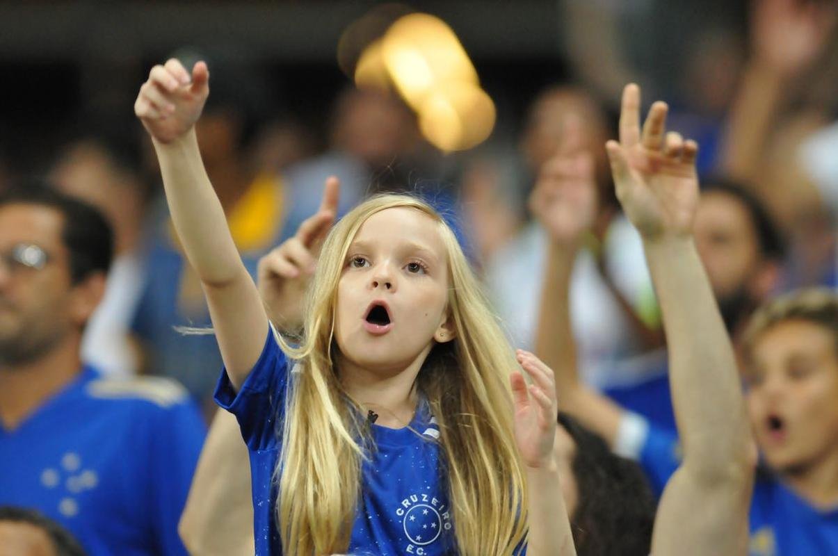 Fotos da torcida do Cruzeiro na partida contra o Londrina, no Mineiro, pela quarta rodada da Srie B do Brasileiro de 2022 