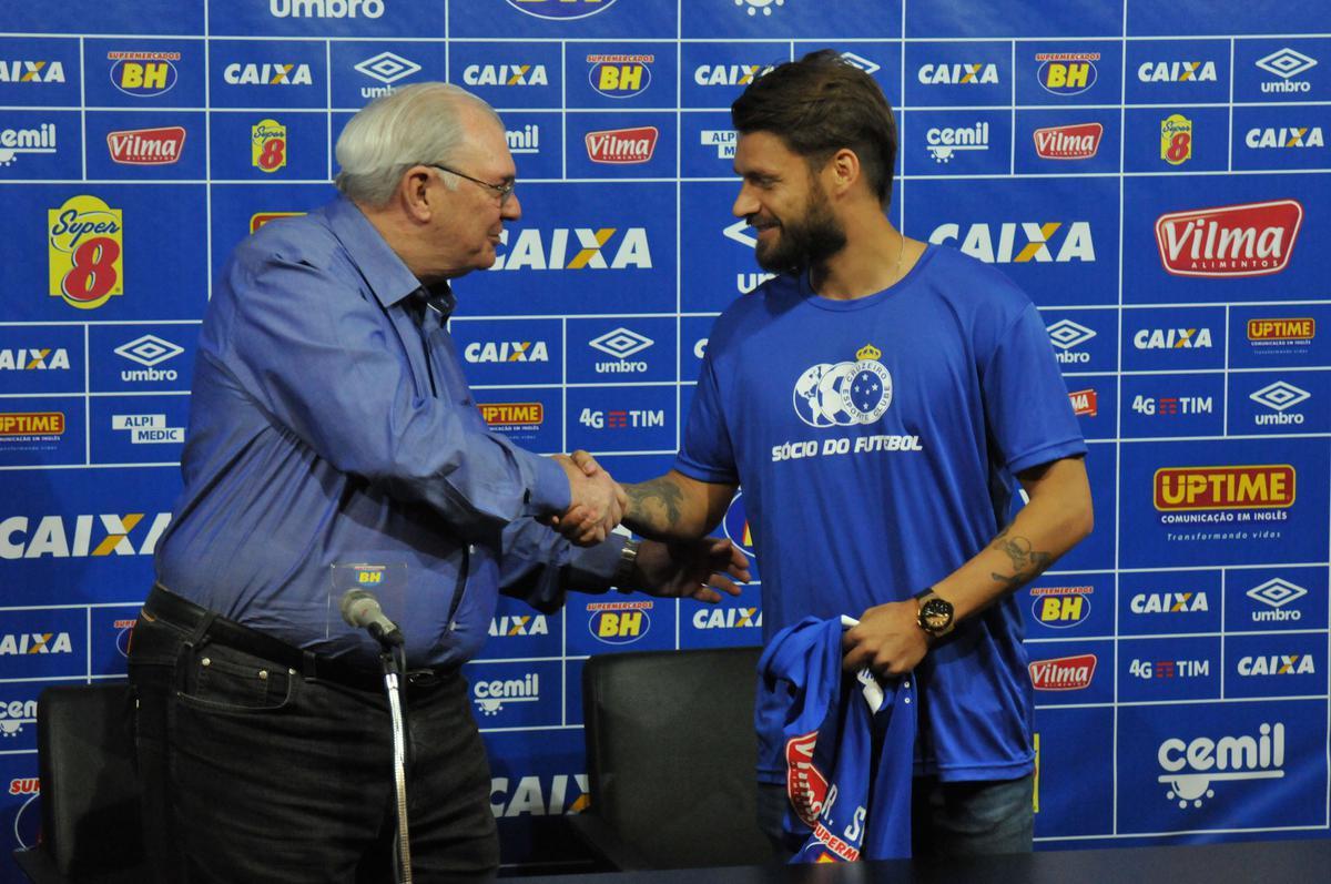 Rafael Sobis foi contratado pelo Cruzeiro em junho de 2016, quando estava no Tigres, do Mxico. Em dois anos e meio, fez 28 gols em 119 jogos e ganhou trs ttulos: dois da Copa do Brasil, em 2017 e 2018, e um do Campeonato Mineiro, em 2018. Em setembro de 2020, a Justia do Trabalho condenou o clube a pagar R$ 3,2 milhes ao atleta, porm as partes j chegaram a um acordo para o parcelamento das dvidas e a ao ser retirada. Sobis agrada ao tcnico Felipo por sua experincia e liderana dentro de campo. Antes do retorno  Raposa, o veterano de 35 anos defendeu Internacional, em 2019, e Cear, no primeiro semestre de 2020.