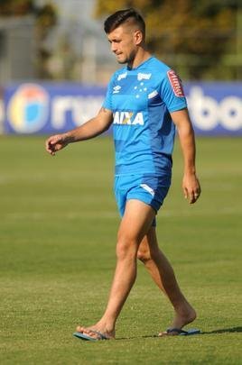 Jogadores do Cruzeiro se reapresentaram nesta sexta-feira, na Toca da Raposa II, aps a conquista do pentacampeonato da Copa do Brasil. Mano j disse que Robinho e Raniel esto vetados para enfrentar o Corinthians no domingo, s 16h, no Mineiro, pelo Brasileiro. Os provveis substitutos sero Rafinha e Rafael Sobis.