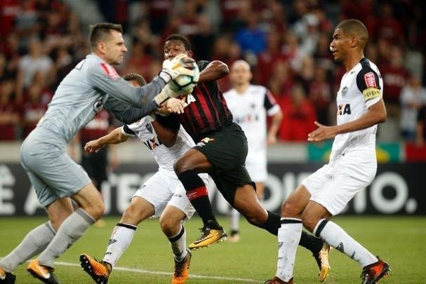 Atltico derrota Atltico-PR na Arena da Baixada com show de Robinho