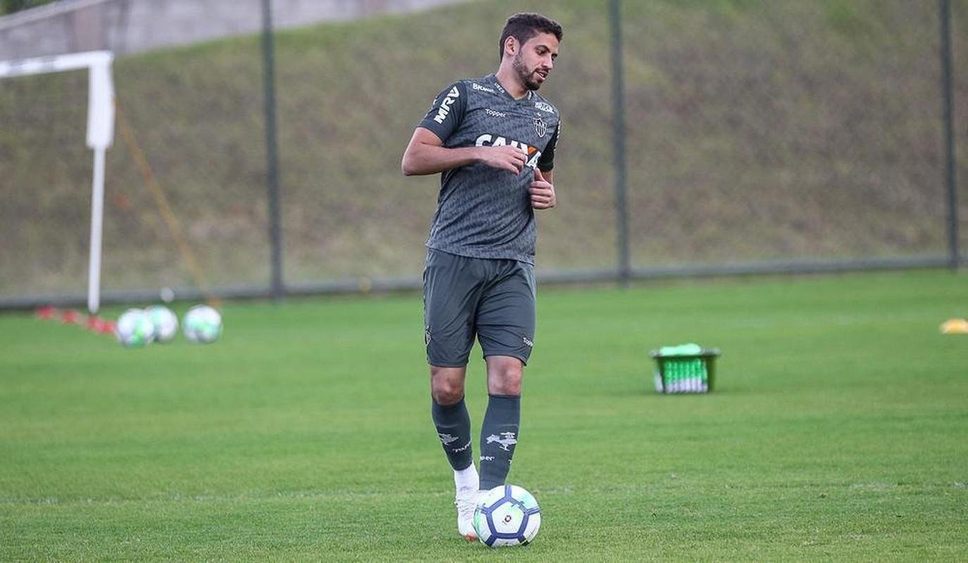 O zagueiro Gabriel, de 25 anos, testou positivo para a COVID-19 em 16 de novembro de 2020, mesmo dia em que realizou os exames na Cidade do Galo.
O técnico Jorge Sampaoli, de 60 anos, recebeu o diagnóstico positivo de COVID-19 na segunda-feira (16/11), mesmo dia em que realizou os exames na Cidade do Galo.