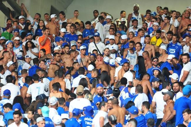 Fotos da torcida do Cruzeiro antes e durante a partida contra o Cricima, neste domingo (4), no Mineiro, pela 28 rodada da Srie B