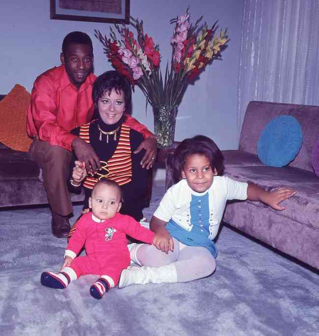 Pelé com sua primeira esposa Rosemeri dos Reis Cholbi e os filhos Kely Cristina Cholbi Nascimento e Edson Cholbi Nascimento (Edinho).