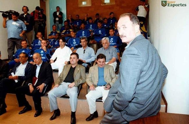 Imagens da Toca da Raposa I em 2000, ano da chegada do tcnico Luiz Felipe Scolari
