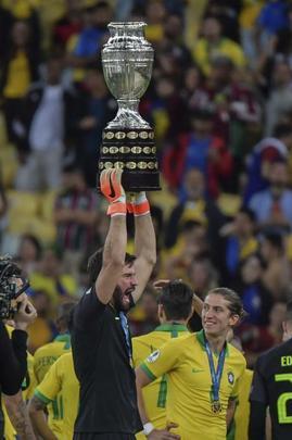 Seleção Brasileira derrota Peru por 3 a 1, conquista Copa América e ergue a taça no Maracanã; veja as fotos da festa do Brasil