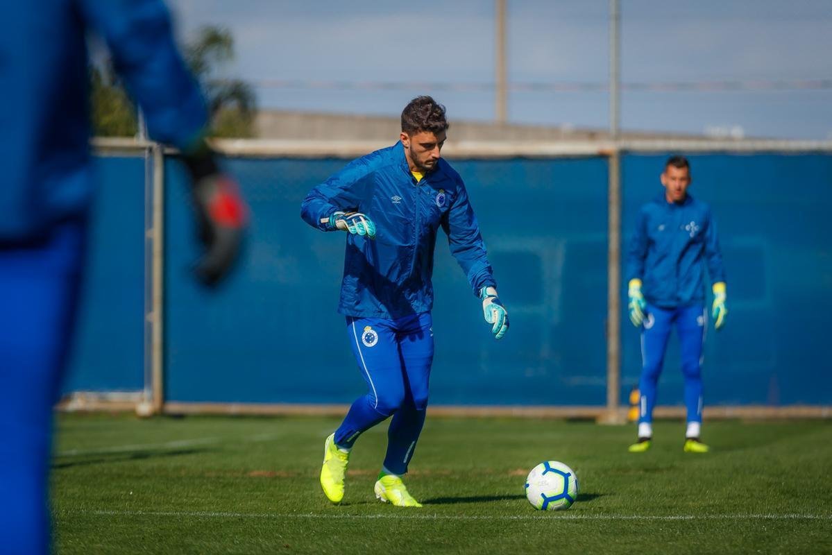 Cruzeiro treinou nesta tera-feira no CT do Grmio, em Porto Alegre, e concluiu a preparao para o duelo com o Internacional, no Beira-Rio, pela semifinal da Copa do Brasil. Time precisa de vitria por dois gols de diferena para ir  final. Se vencer por um gol de vantagem, a deciso ser nos pnaltis. Rogrio Ceni deve escalar o time com Fbio; Edilson, Ded (Fabrcio Bruno), Leo e Dod; Henrique e Robinho; Marquinhos Gabriel, Thiago Neves e David; Pedro Rocha.