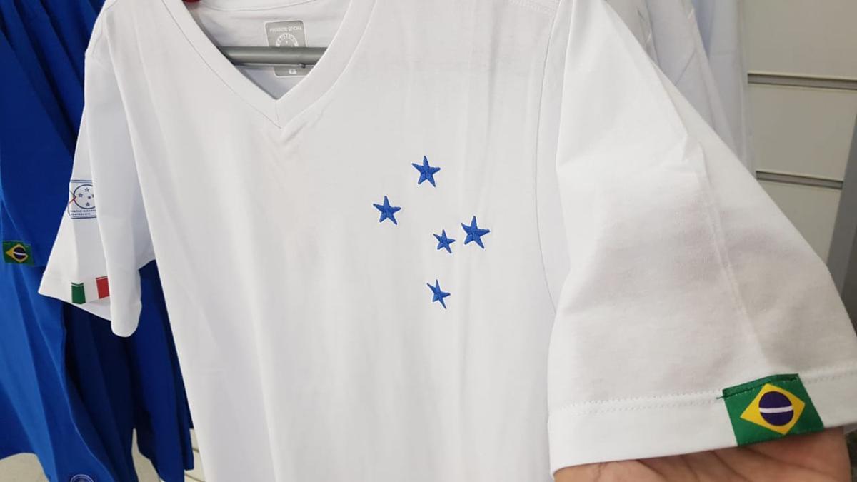 Camisas comemorativas lanadas por marca licenciada pelo Cruzeiro