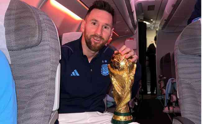 Messi com a taa de campeo do mundo