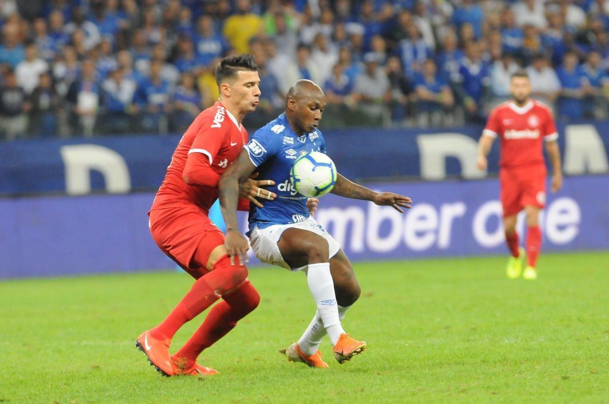 Fotos do primeiro tempo do duelo entre Cruzeiro e Internacional, no Mineiro, pela semifinal da Copa do Brasil