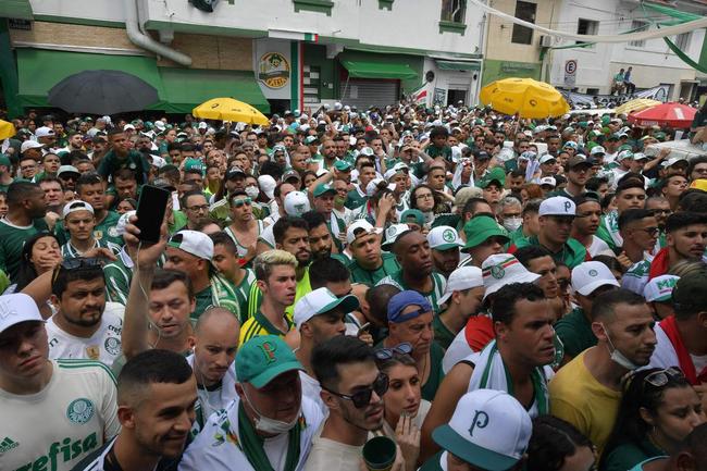 Em So Paulo, torcedores do Pameiras assistem  final do Mundial de Clubes contra o Chelsea disputada em Abu Dhabi, nos Emirados rabes