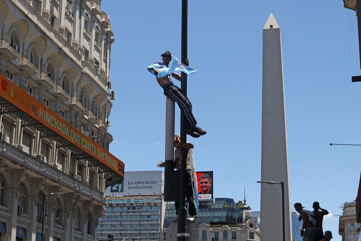 Multido festeja, no Centro de Buenos Aires, o tri mundial da Argentina conquistado na Copa do Catar