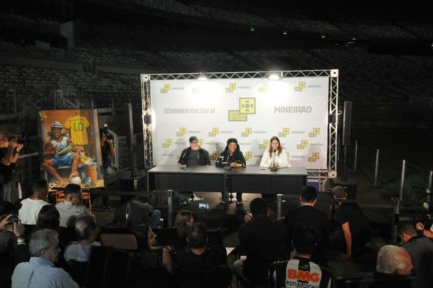 Ronaldinho Gacho lanou nesta tera-feira, no Mineiro, a exposio 'Fragmentos de um gacho', do artista Camaleo; astro ainda entrou para a Calada da Fama do estdio, em Belo Horizonte.