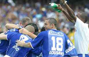 Em 30 de novembro de 2003, Cruzeiro derrotou o Paysandu por 2 a 1, no Mineiro, pela 44 rodada, e confirmou o ttulo brasileiro de forma antecipada. Zinho, no primeiro tempo, e Mota, no segundo, marcaram os gols celestes. Aldrovani descontou para o Papo. Depois do apito final, uma grande festa tomou conta do gramado e das arquibancadas. 