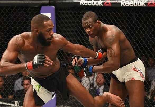 Jon Jones volta ao octógono do UFC e conquista cinturão interino