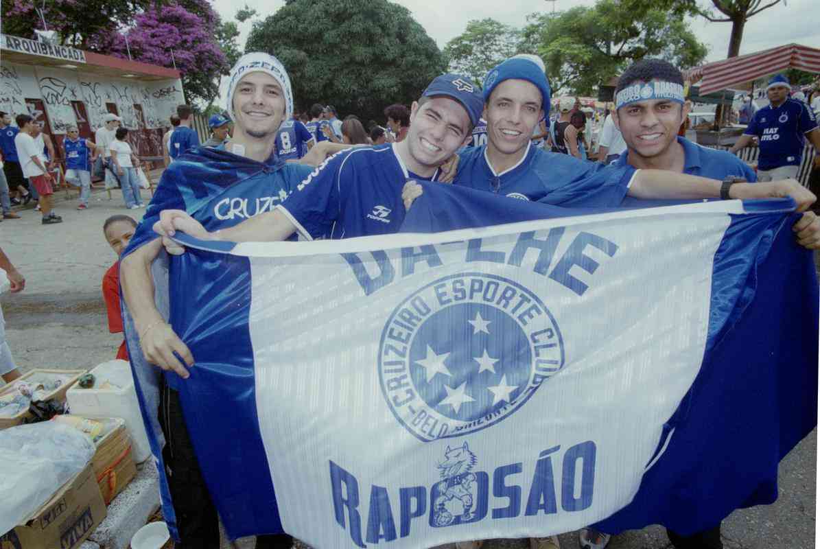 Em 30 de novembro de 2003, o Cruzeiro venceu o Paysandu por 2 a 1, no Mineirão, e confirmou o bicampeonato brasileiro. Logo depois da partida, jogadores, comissão técnica e diretoria desfilaram em carro aberto pelas ruas de Belo Horizonte e levaram milhares de torcedores ao delírio.