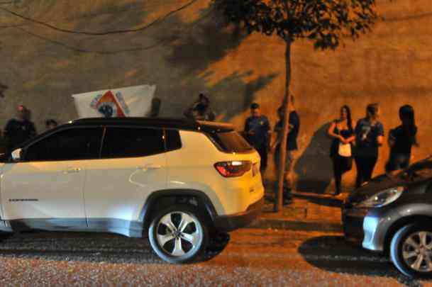 Protesto diante da residncia do presidente do Cruzeiro, Wagner Pires de S. Torcedores querem a renncia imediata do dirigente para que Conselho Gestor assuma o comando