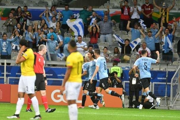 Fotos de Uruguai x Equador, no Mineiro