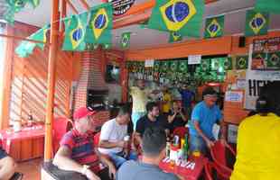 Na regio de Venda Nova, em Belo Horizonte, torcida festeja vitria do Brasil sobre a Coreia do Sul por 4 a 1 pelas oitavas de final da Copa do Mundo