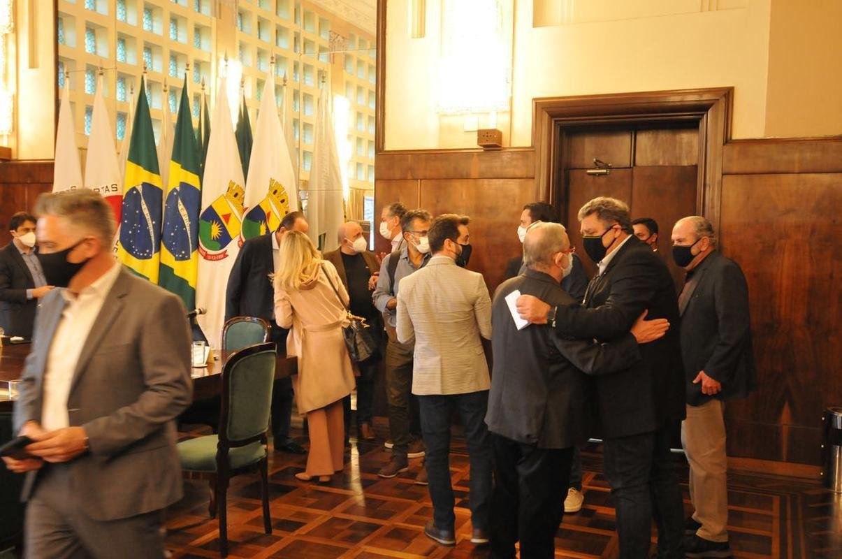 Reunio entre a Prefeitura de Belo Horizonte definiu a liberao de 30% de pblico nos jogos de Amrica, Atltico e Cruzeiro. Agora, para atuar diante de suas torcidas, os clubes precisam ter o aval das confederaes. No momento, apenas a Conmebol autorizou partidas com torcida na Copa Libertadores e na Copa Sul-Americana. A CBF ainda no permitiu em duelos do Campeonato Brasileiro.