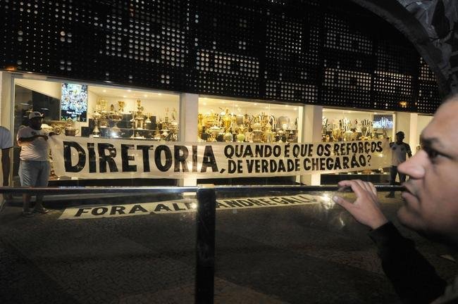 Alvos principais do protesto foram presidente S�rgio Sette C�mara, diretor de futebol Alexandre Gallo e jogadores, especialmente Elias, Luan e Cazares