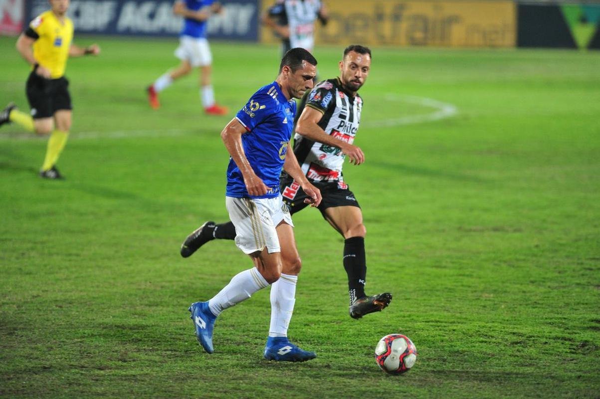 Imagens de Cruzeiro x Operrio, na Arena do Jacar, em Sete Lagoas, pela 24 rodada da Srie B