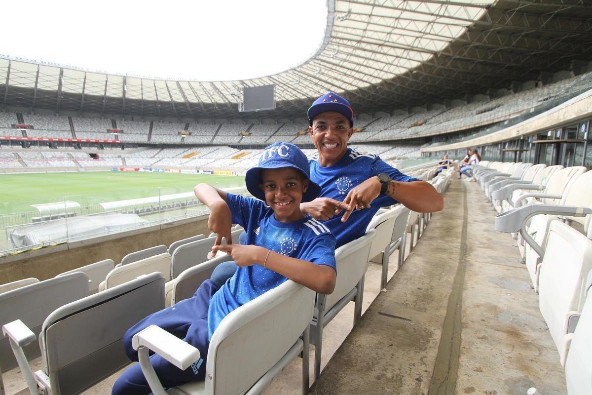 Gabriel Henry, de 11 anos, com o pai, Edimar Nogueira de Oliveira, de 43. Menino acompanha o Cruzeiro no Mineir�o desde pequeno e j� se tornou um torcedor-s�mbolo. Paix�o s� aumentou nos momentos de dificuldade do clube na S�rie B e nesta campanha do acesso, em 2022.