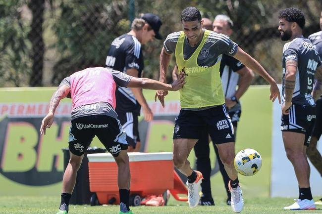 Fotos do treino do Atltico nesta quarta-feira (12/10), na Cidade do Galo. Em recuperao de um incmodo na panturrilha esquerda, Hulk fez funcional no campo e ainda  dvida para o confronto contra o Flamengo, no sbado, s 20h30, no Maracan, pelo Brasileiro
