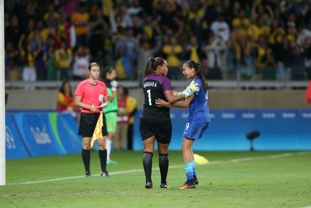Imagens emocionantes das cobranas de pnaltis no Mineiro e da classificao do Brasil s semifinais do torneio feminino de futebol dos Jogos Olmpicos. Goleira Brbara pegou pnalti e deu vitria  Seleo por 7 a 6 sobre a Austrlia. Com 52 mil pagantes, estdio foi  loucura.
