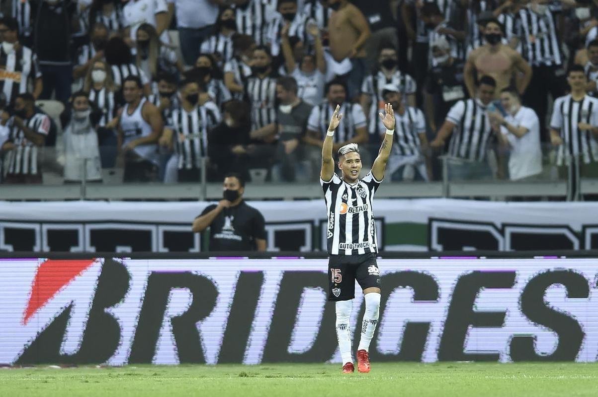 Fotos do gol de placa de Zaracho sobre o River Plate no Mineiro