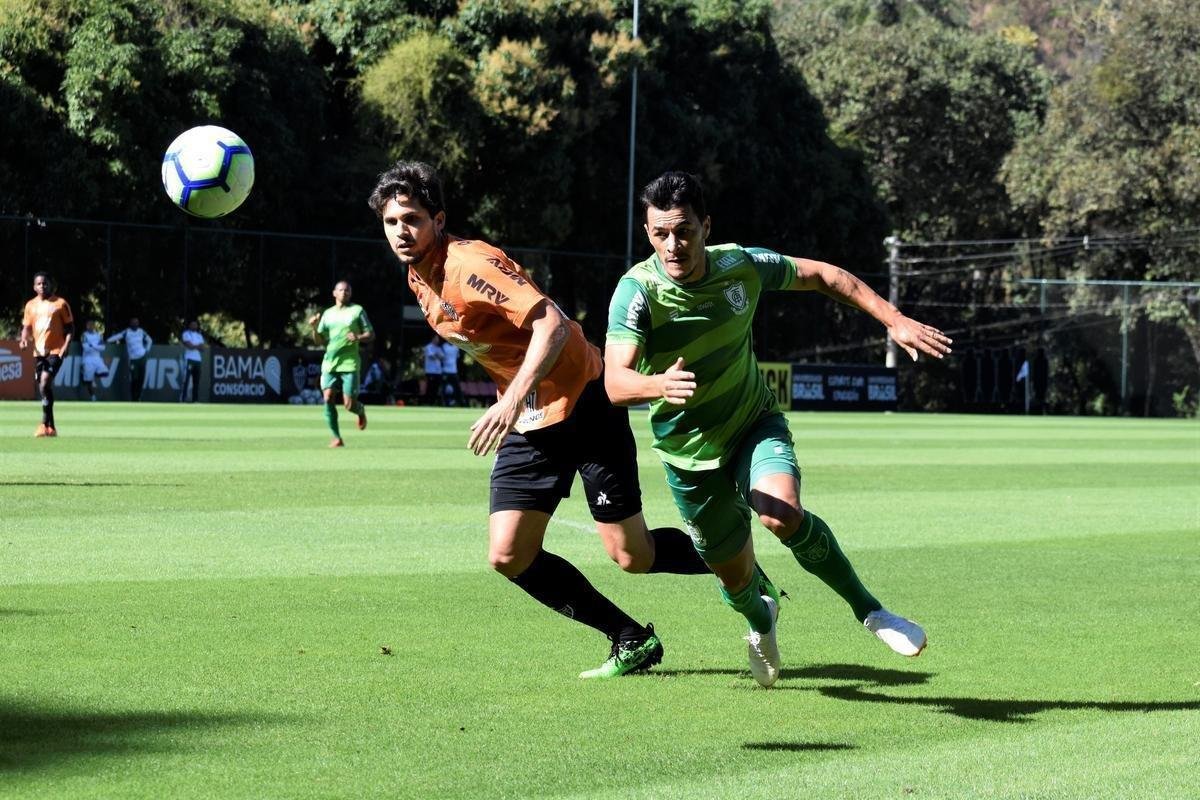 Em jogo-treino realizado na manh deste sbado, na Cidade do Galo, o Amrica venceu o Atltico, por 3 a 1. Os gols do triunfo americano foram marcados por Jonatas Belusso, duas vezes, e Rafael Bilu. O zagueiro Rver descontou para a equipe alvinegra.