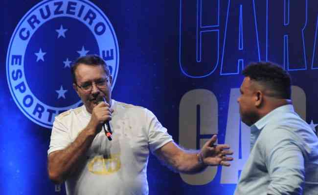 Pedro Loureno ao lado de Ronaldo durante o evento Caravana do Cruzeiro, em Conselheiro Lafaiete