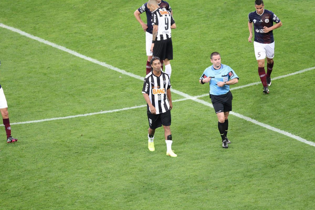 Ronaldinho pode ter feito, contra o Lans, na despedida da Recopa, o seu ltimo jogo pelo Atltico