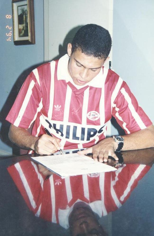 Ronaldo assinando contrato com o PSV Eindhoven da Holanda em 1994