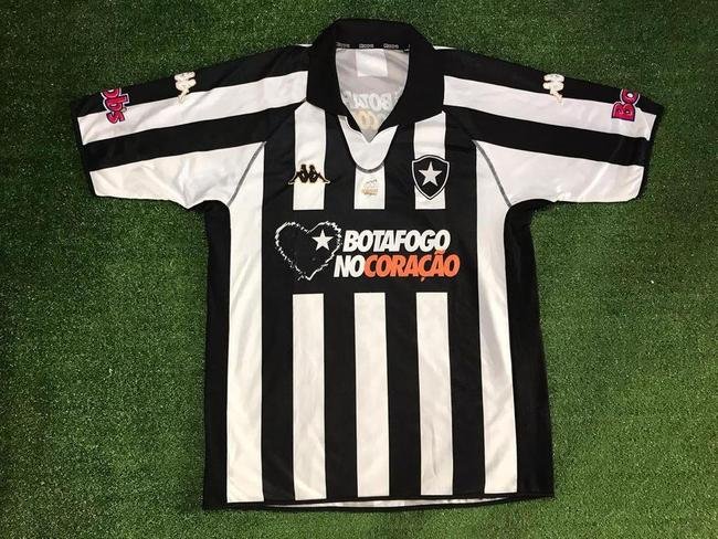 Em 2004, o Botafogo celebrou os 100 anos de fundao. A camisa trouxe uma singela lembrana da data na parte central