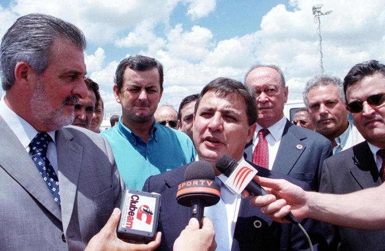 Inaugura��o da Toca da Raposa II em 9 de mar�o de 2002. Na ocasi�o, presidente do Cruzeiro, Zez� Perrella, recebeu figuras ilustres, como o t�cnico da Sele��o Brasileira, Luiz Felipe Scolari, e outras autoridades p�blicas municipais, estaduais e federais