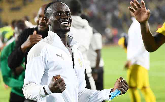 Sadio Man festeja a classificao de Senegal. Astro pode enfrentar colega do Liverpool