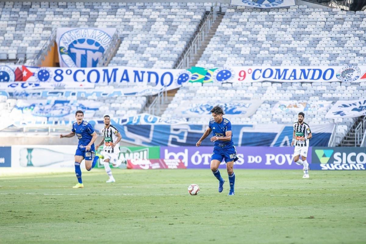 Cruzeiro estreou novo uniforme do centenrio na vitria por 1 a 0 sobre o Athletic, no Mineiro, pelo Mineiro. Verso  completamente azul, fugindo  tradio do clube de ter o calo e os meies brancos.