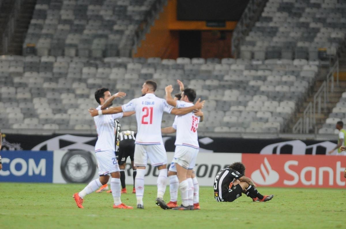 Festa dos jogadores do Nacional e decepo dos atleticanos no Mineiro