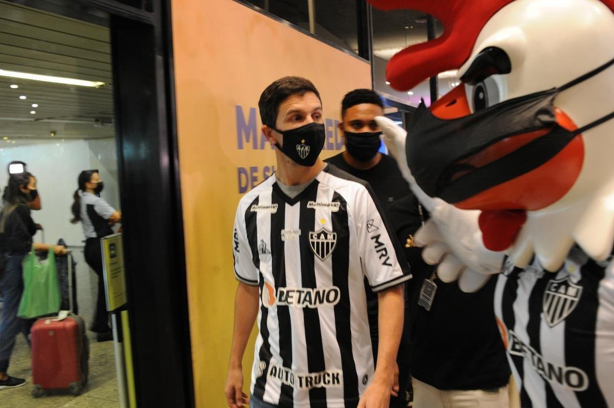 Fotos da chegada do meia argentino Nacho Fernndez a Belo Horizonte para reforar o Atltico (Leandro Couri/EM/D. A Press)