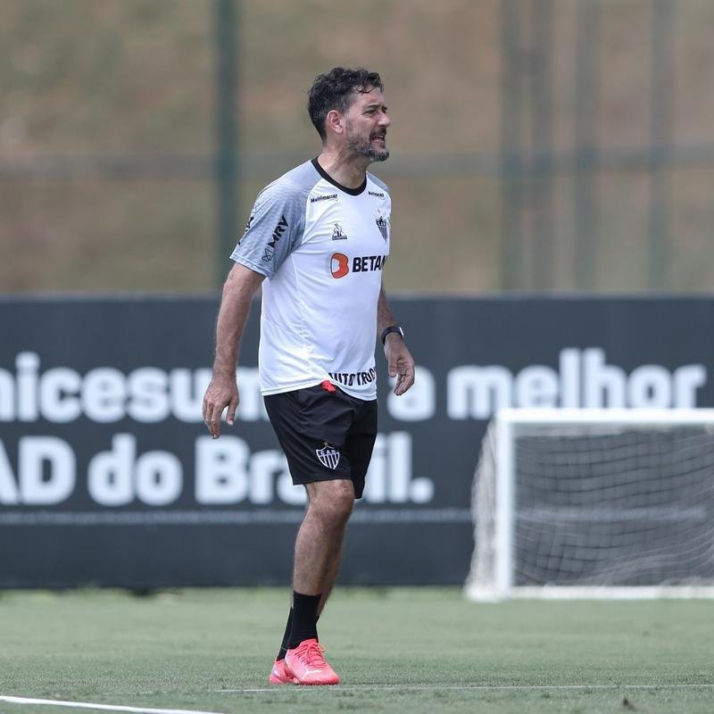 Com seriedade, mas tambm descontrao, o Atltico treinou sob sol forte na manh desta sexta-feira (21), na Cidade do Galo, em Vespasiano. Este foi o quinto dia de pr-temporada para o clube mineiro em 2022, sob o comando do tcnico argentino Antonio 'El Turco' Mohamed. Novas baixas, o volante Allan e o atacante Keno testaram positivo para COVID-19 e no participaram das atividades (ambos cumprem perodo de sete dias de isolamento social).