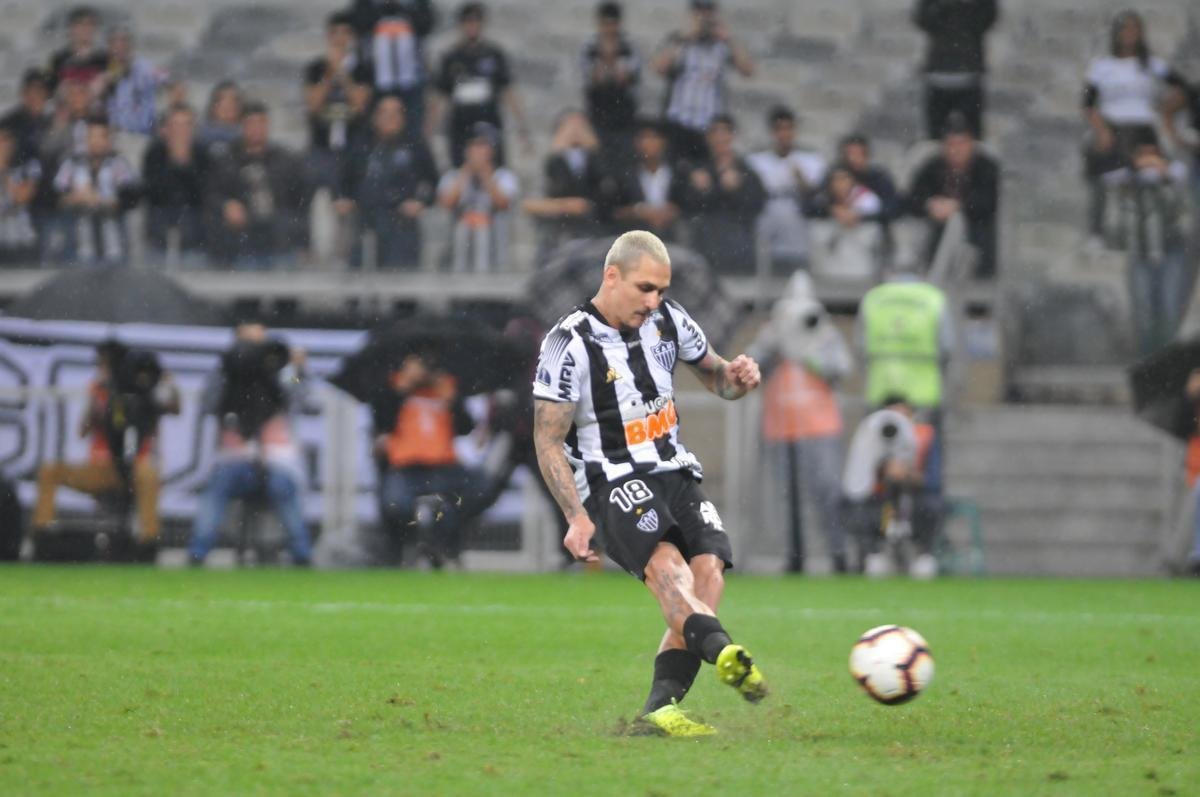 Atltico perdeu por 4 a 3 para o Coln nos pnaltis e foi eliminado da Copa Sul-Americana. Goleiro argentino Burin defendeu penalidades de Rver e Cazares