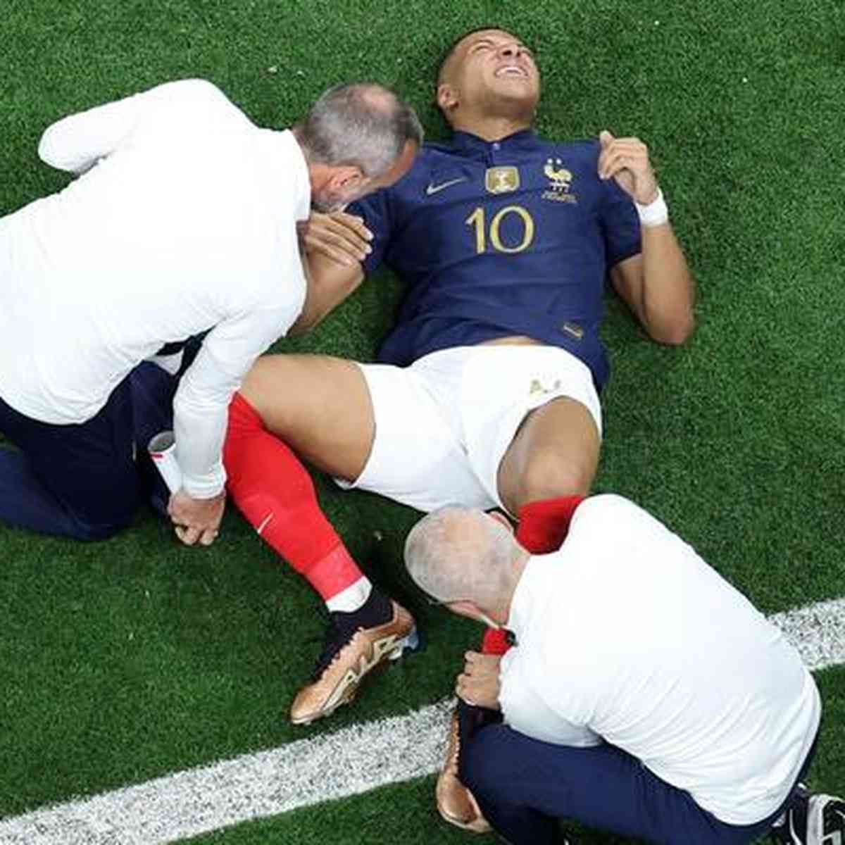 Bola De Rugby Entre Os Pés Dos Jogadores No Jogo Do GP Do Rugby