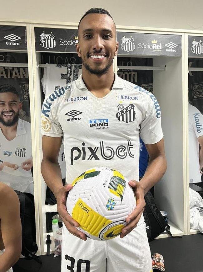 Quem tambm segue em transio  o atacante Lucas Braga, que trata de uma pubalgia.  dvida para enfrentar o Atltico.