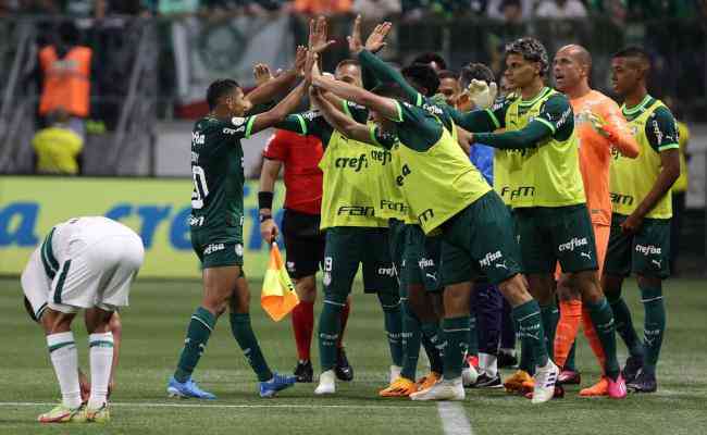 Jogadores do Palmeiras comemoram gol de Rony na vitria contra o Coritiba