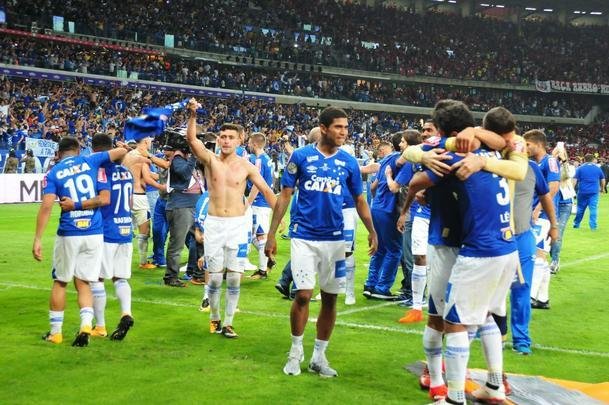 Depois da vitria por 5 a 3 nos pnaltis, que teve Fbio como heri, jogadores e comisso tcnica comemoraram muito no gramado do Mineiro. Capito Henrique ergueu a taa do penta no Gigante