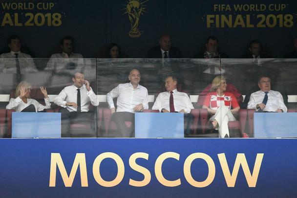 Presidente francês Emmanuel Macron, presidente croata Kolinda Grabar-Kitarovic, presidente da Fifa Gianni Infantino e o presidente russo Vladimir Putin no estádio Luzhniki, em Moscou