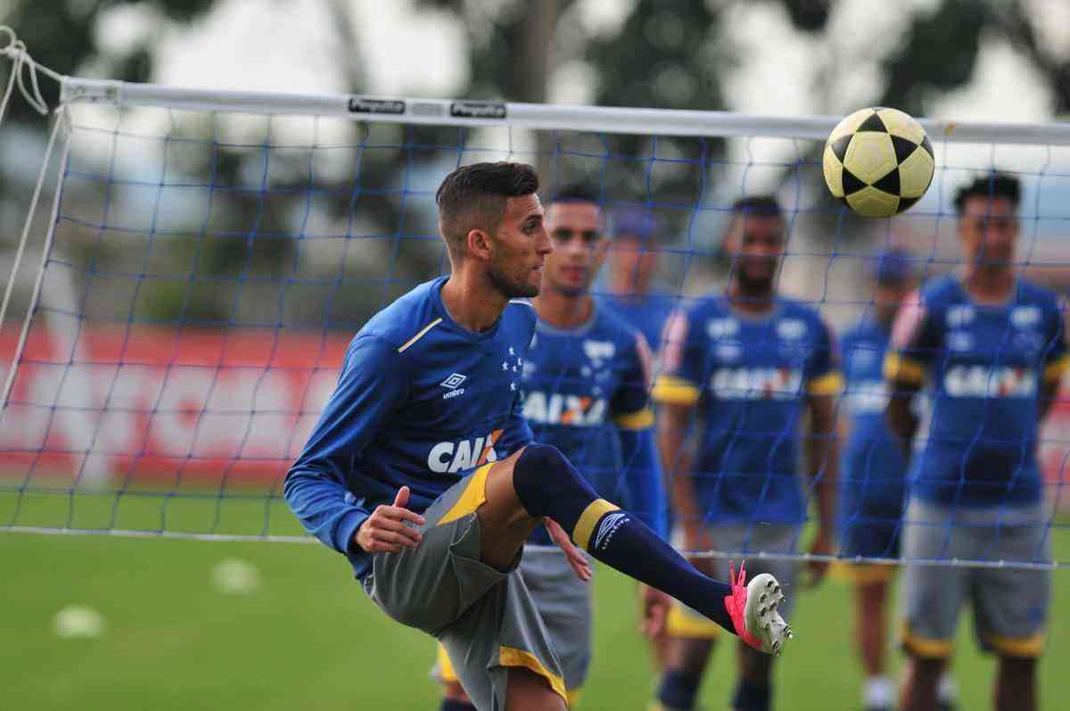 Rafael Marques treinou pela primeira vez na Toca da Raposa II como jogador do Cruzeiro: jogou futevlei, passou por batismo e depois trabalhou normalmente com bola