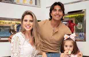 Marcelo Moreno, atacante do Cruzeiro, a esposa e a filha