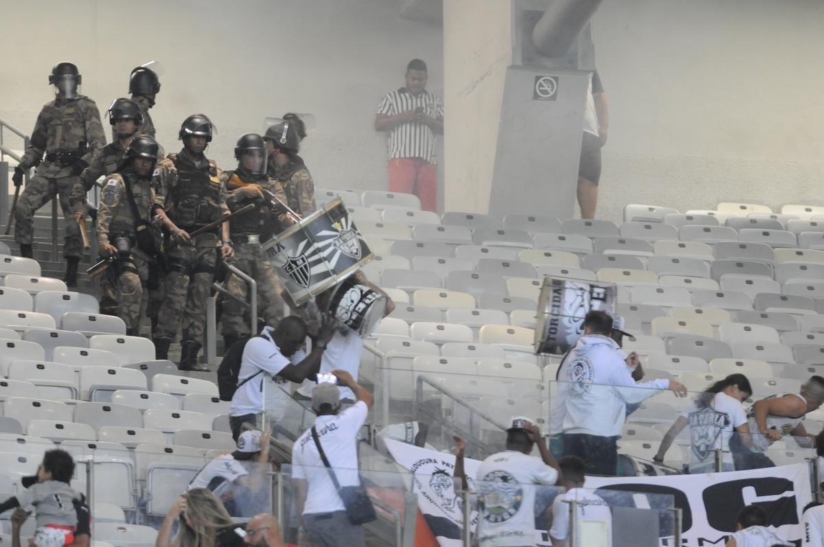 Polcia Militar usa spray de pimenta e balas de borracha para conter protesto de torcedores do Atltico no Mineiro aps eliminao do time na Copa Libertadores. Crianas ficaram no meio da confuso. Time perdeu para o Nacional nesta tera-feira, por 1 a 0. Do lado de fora do estdio, na esplanada, houve confronto entre integrantes de torcidas organizadas e militares. Uma senhora que comercializa pipoca foi atingida por uma bala de borracha.
