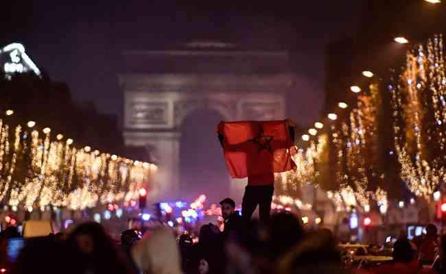 Marroquinos lotaram a tradicional avenida Champs Elyses, em Paris, para festejar o feito histrico
